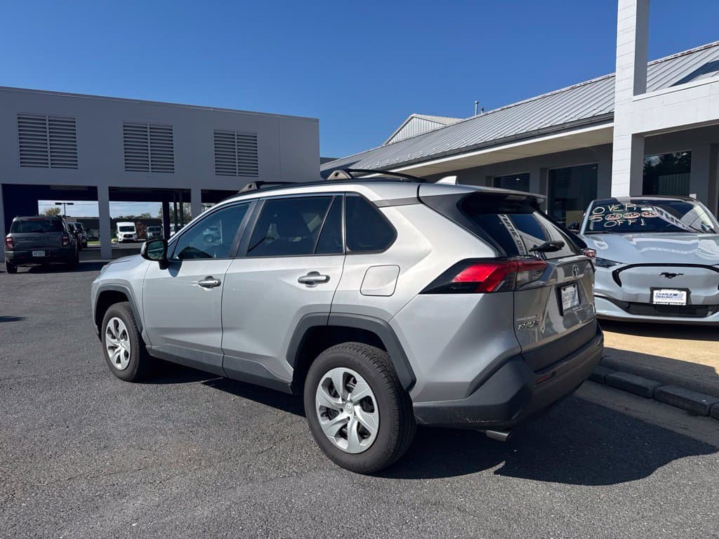 Pre-Owned 2019 Toyota RAV4 LE - photo - 2