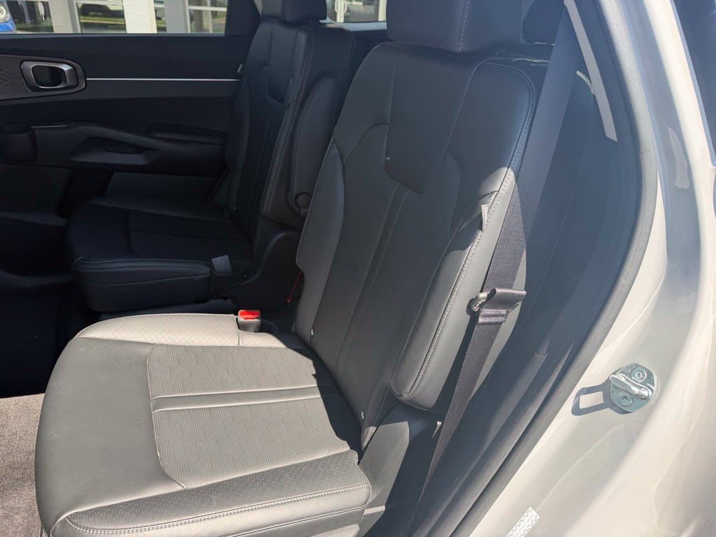 Pre-Owned 2025 Kia Sorento EX - photo - 7