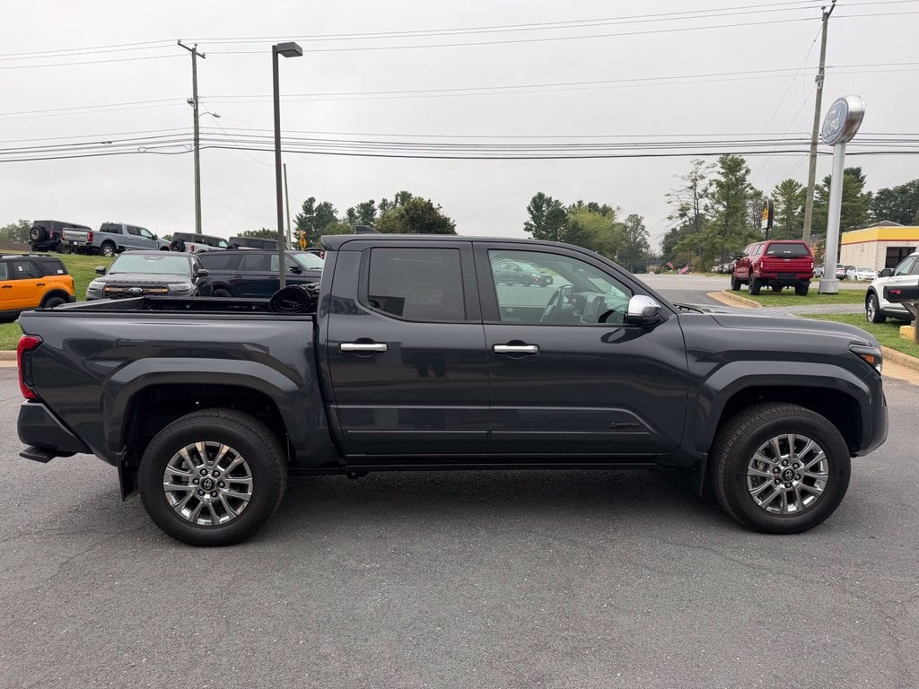 Pre-Owned 2024 Toyota Tacoma Limited - photo - 5