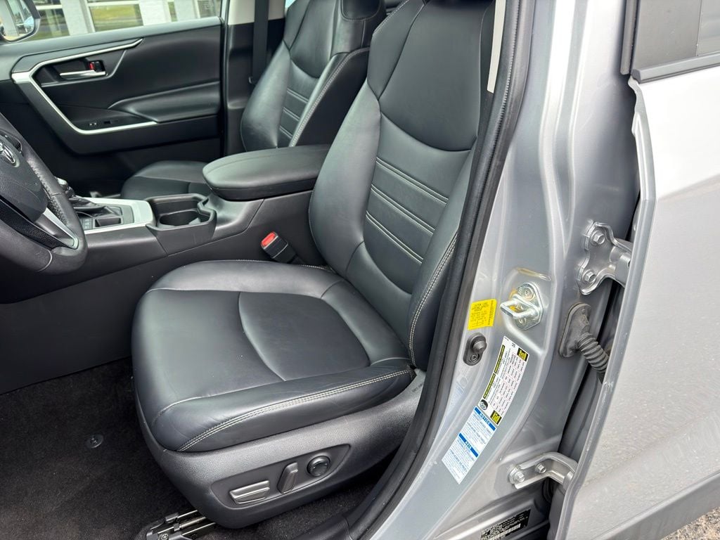 Pre-Owned 2020 Toyota RAV4 XLE Premium - photo - 8