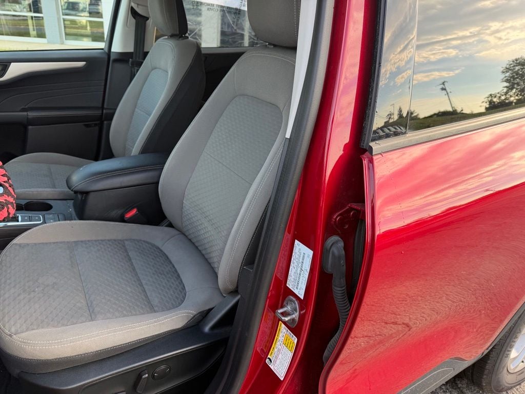 Pre-Owned 2022 Ford Escape SE - photo - 4