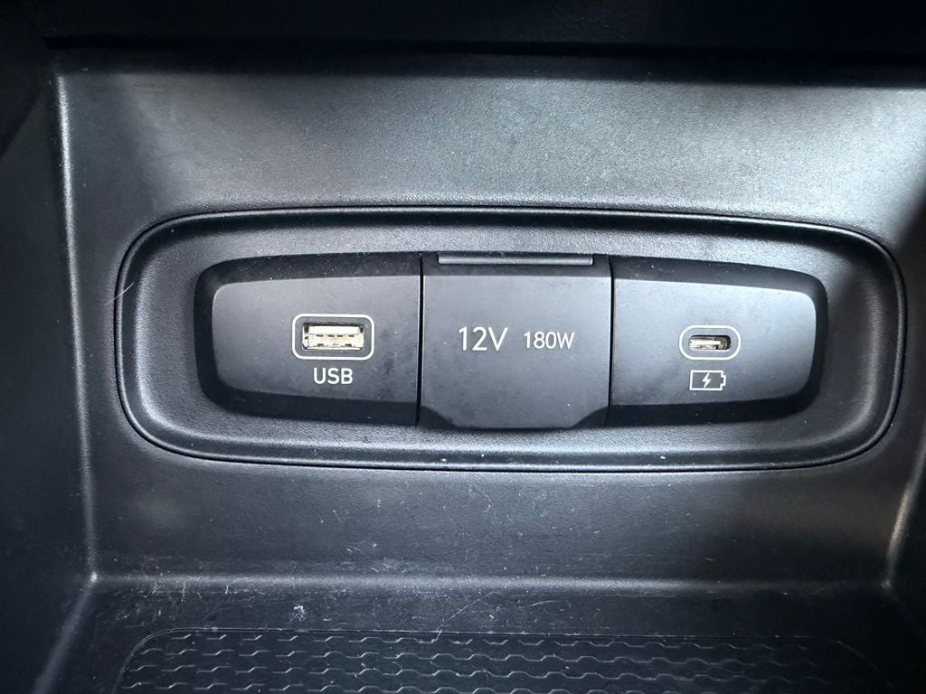 Pre-Owned 2025 Hyundai Venue SEL - photo - 11