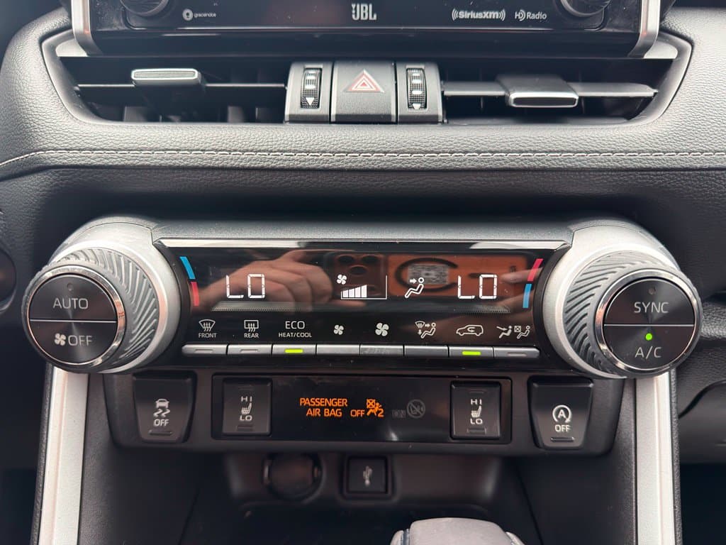 Pre-Owned 2020 Toyota RAV4 XLE Premium - photo - 10
