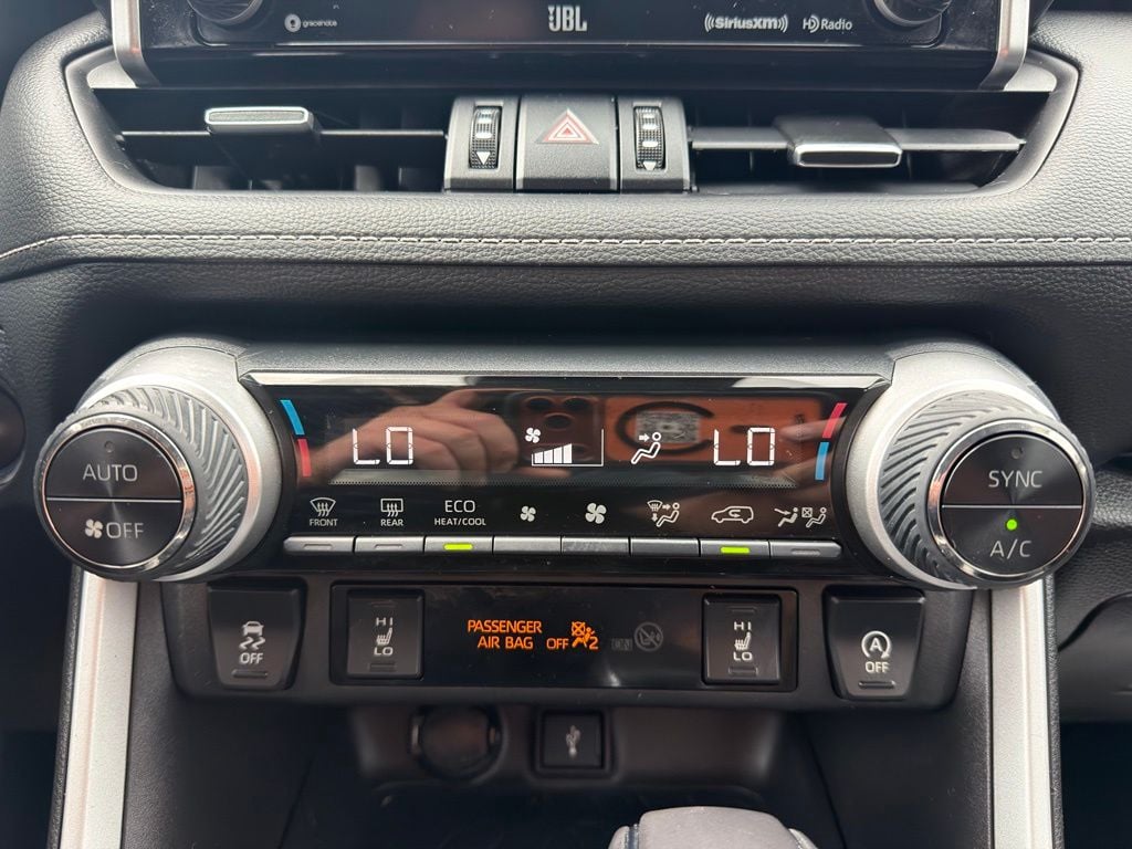 Pre-Owned 2020 Toyota RAV4 XLE Premium - photo - 10