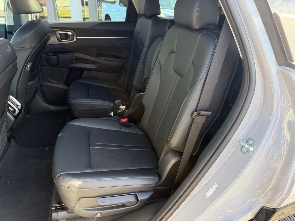 Pre-Owned 2023 Kia Sorento SX - photo - 17