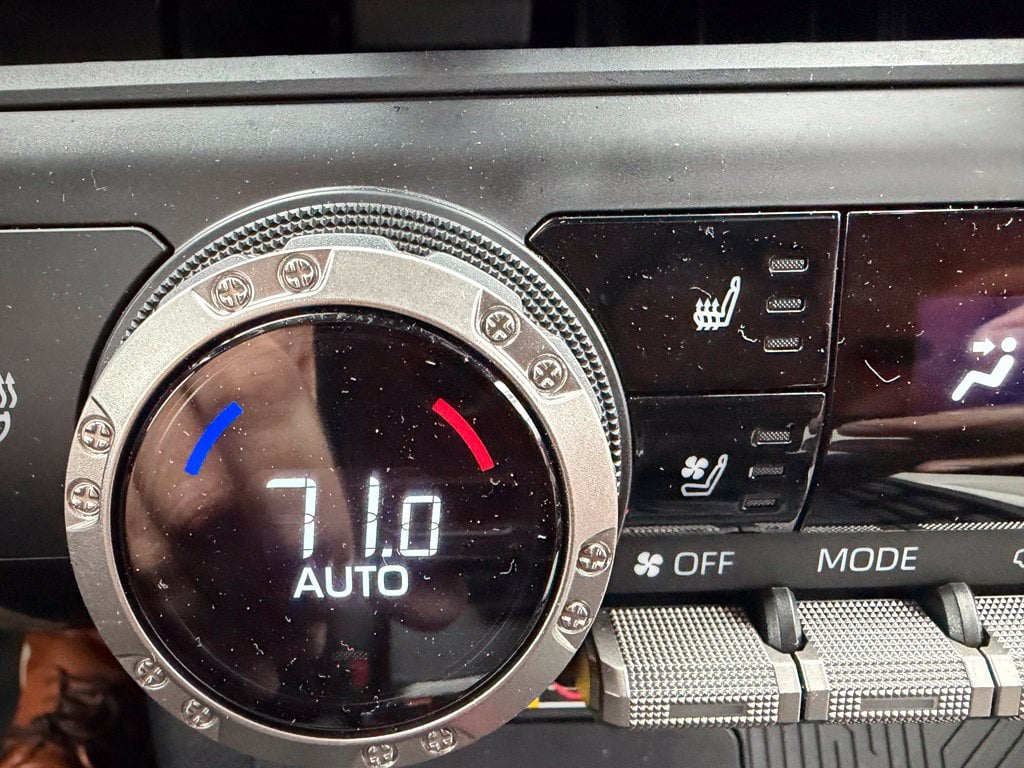 Pre-Owned 2024 Toyota Tacoma Limited - photo - 19
