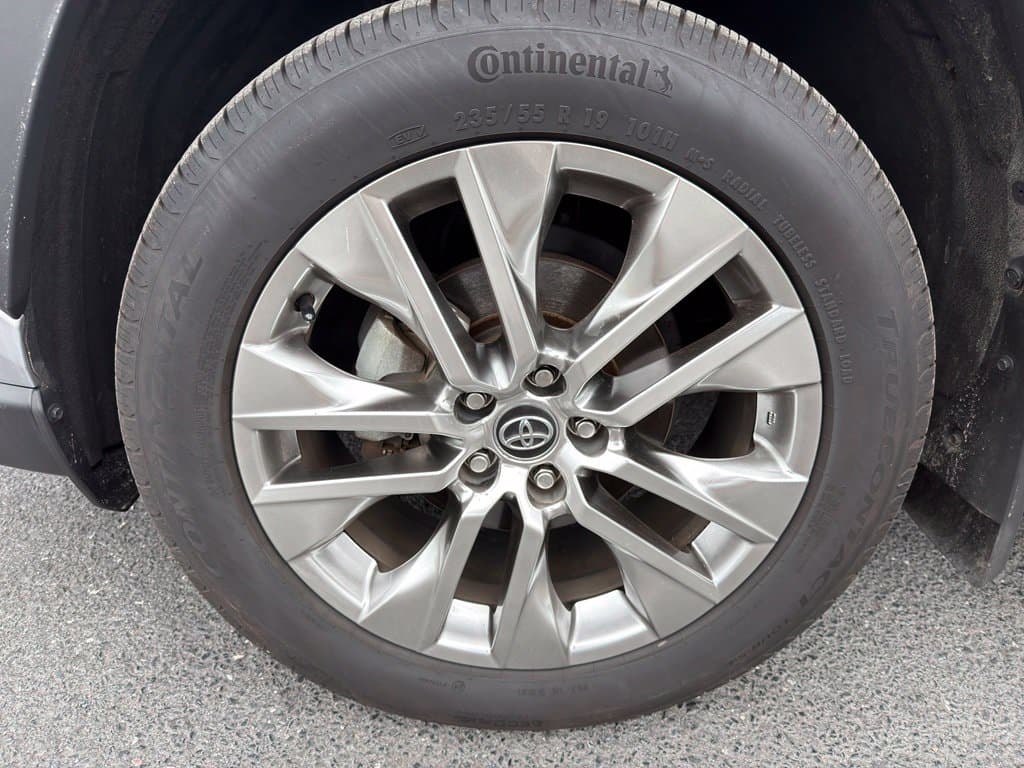 Pre-Owned 2020 Toyota RAV4 XLE Premium - photo - 19
