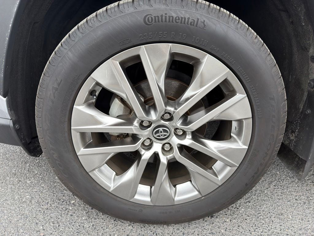 Pre-Owned 2020 Toyota RAV4 XLE Premium - photo - 19