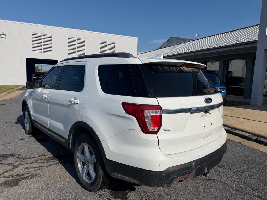 Pre-Owned 2017 Ford Explorer XLT - photo - 2