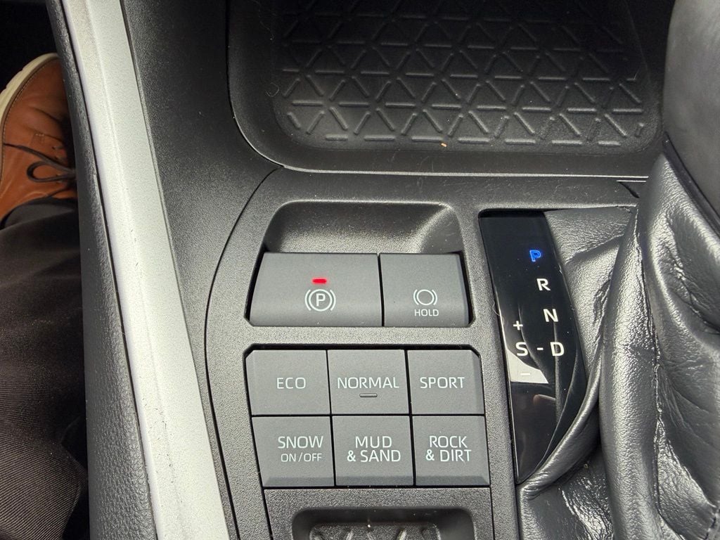 Pre-Owned 2020 Toyota RAV4 XLE Premium - photo - 11