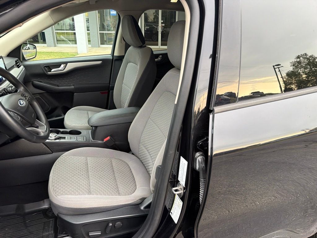 Pre-Owned 2020 Ford Escape SE - photo - 8