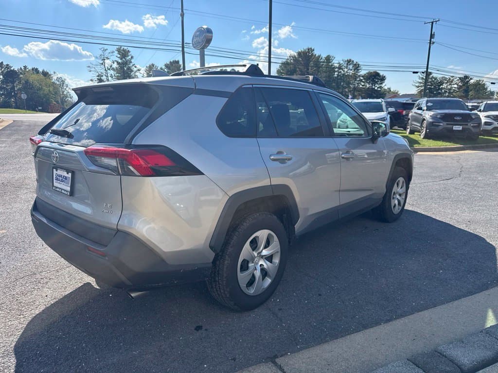 Pre-Owned 2019 Toyota RAV4 LE - photo - 5