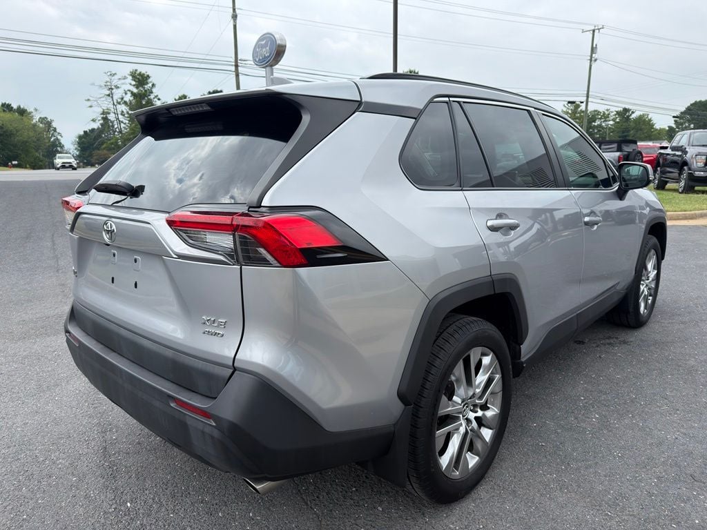 Pre-Owned 2020 Toyota RAV4 XLE Premium - photo - 4