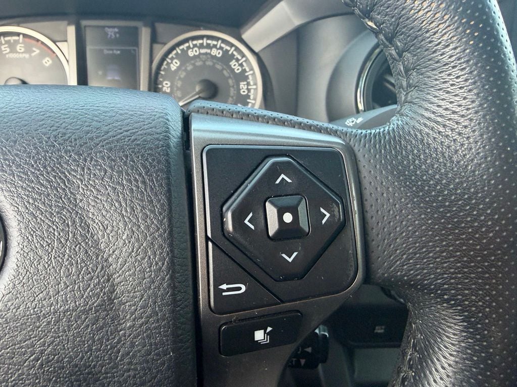 Pre-Owned 2017 Toyota Tacoma SR5 - photo - 12