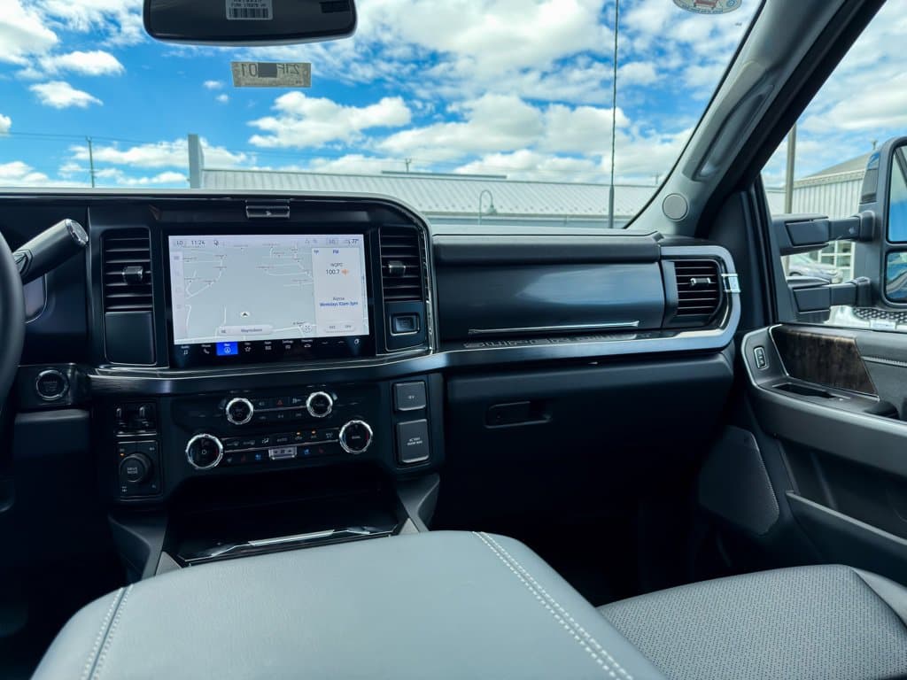 New 2027 Ford F-250SD Lariat - photo - 14