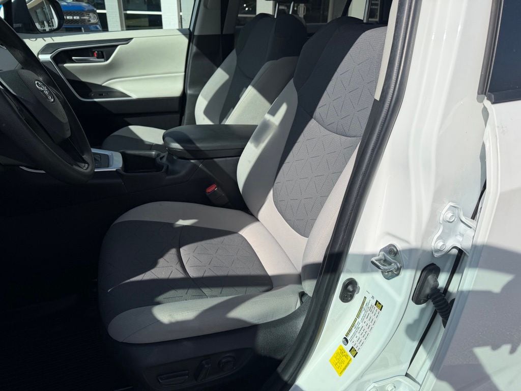 Pre-Owned 2023 Toyota RAV4 Hybrid XLE - photo - 9