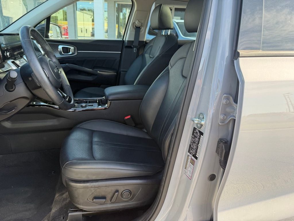 Pre-Owned 2023 Kia Sorento SX - photo - 8