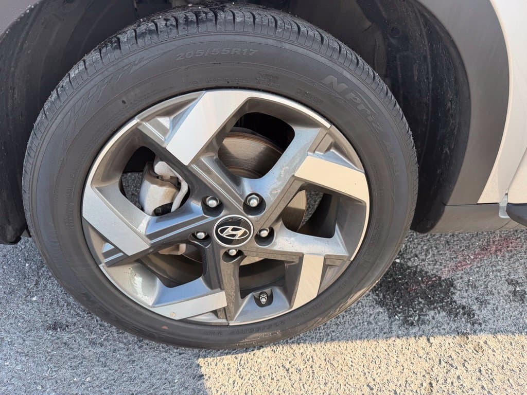 Pre-Owned 2025 Hyundai Venue SEL - photo - 18