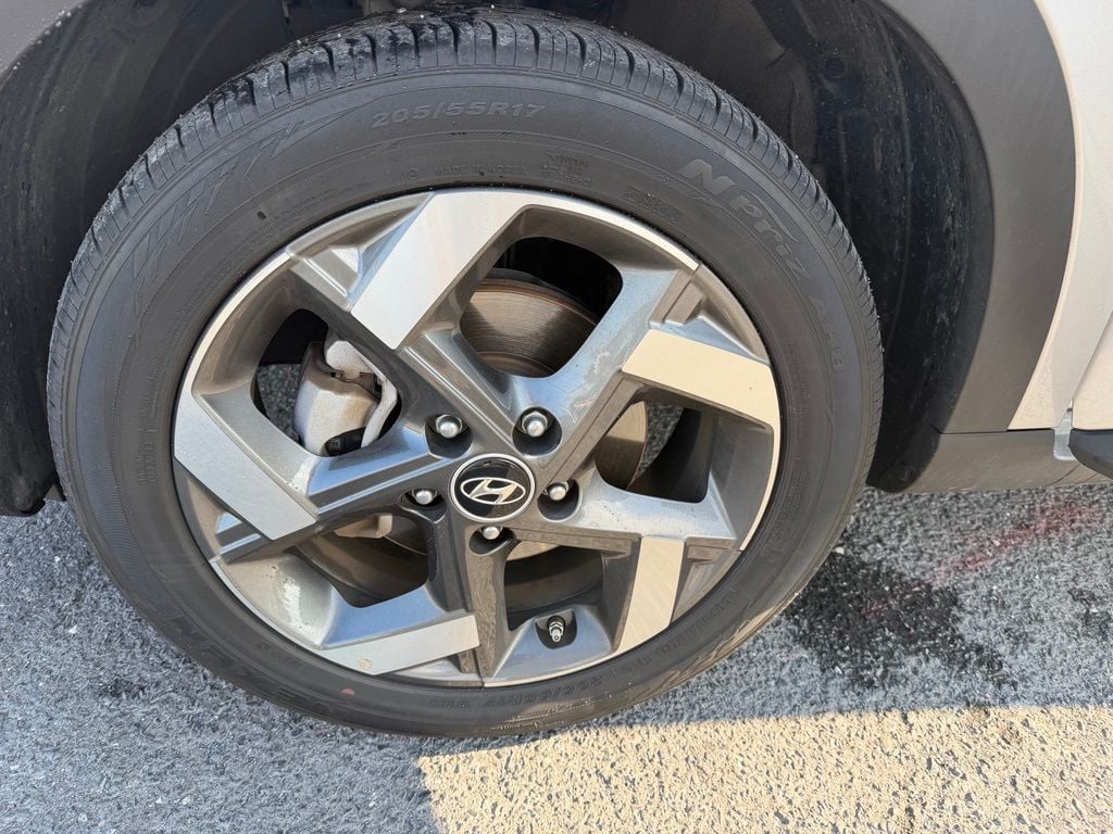Pre-Owned 2025 Hyundai Venue SEL - photo - 18