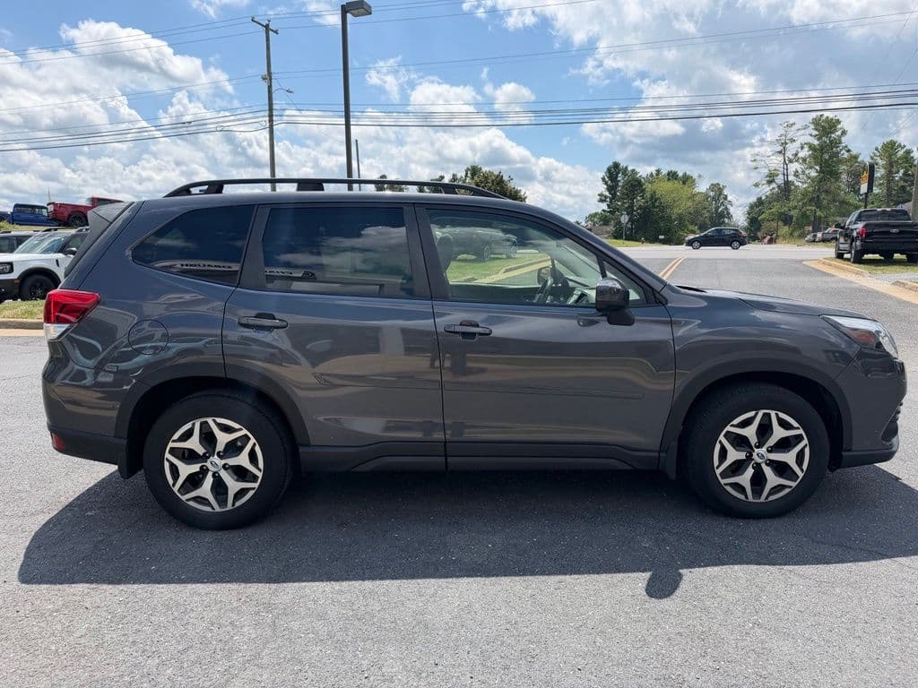 Pre-Owned 2022 Subaru Forester Premium - photo - 5