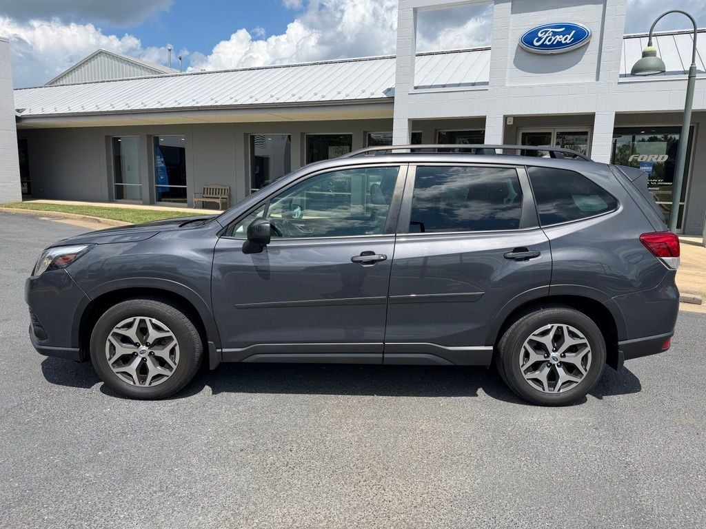Pre-Owned 2022 Subaru Forester Premium - photo - 1