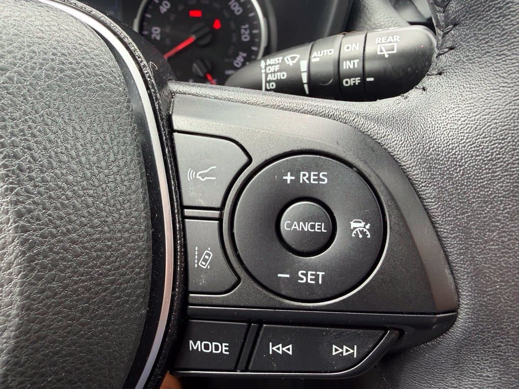 Pre-Owned 2020 Toyota RAV4 XLE Premium - photo - 13