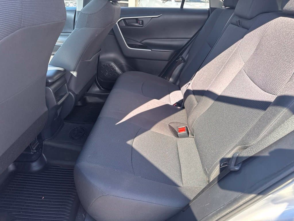 Pre-Owned 2019 Toyota RAV4 LE - photo - 9