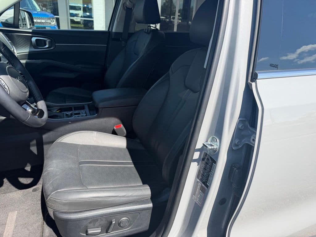 Pre-Owned 2025 Kia Sorento EX - photo - 8