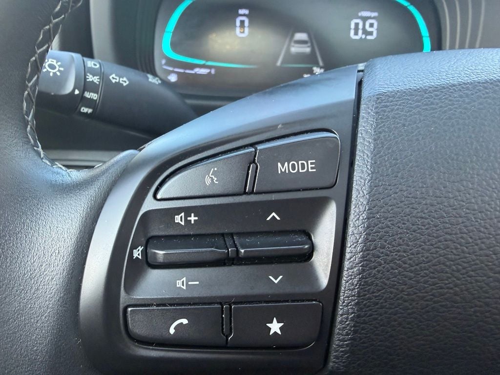 Pre-Owned 2025 Hyundai Venue SEL - photo - 14