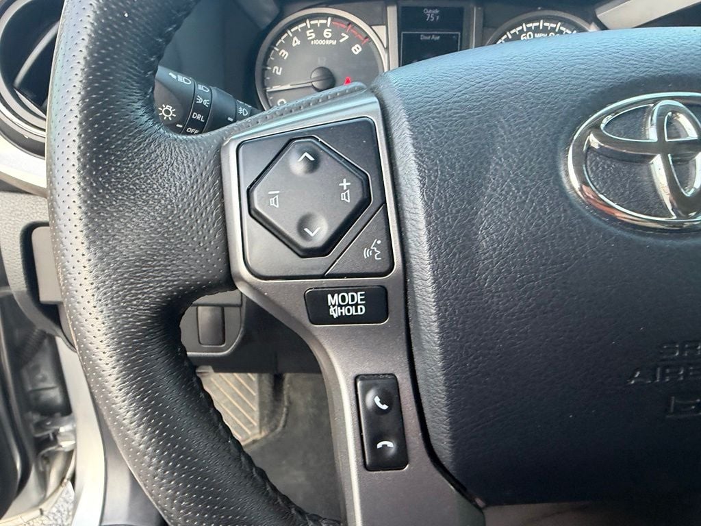 Pre-Owned 2017 Toyota Tacoma SR5 - photo - 11