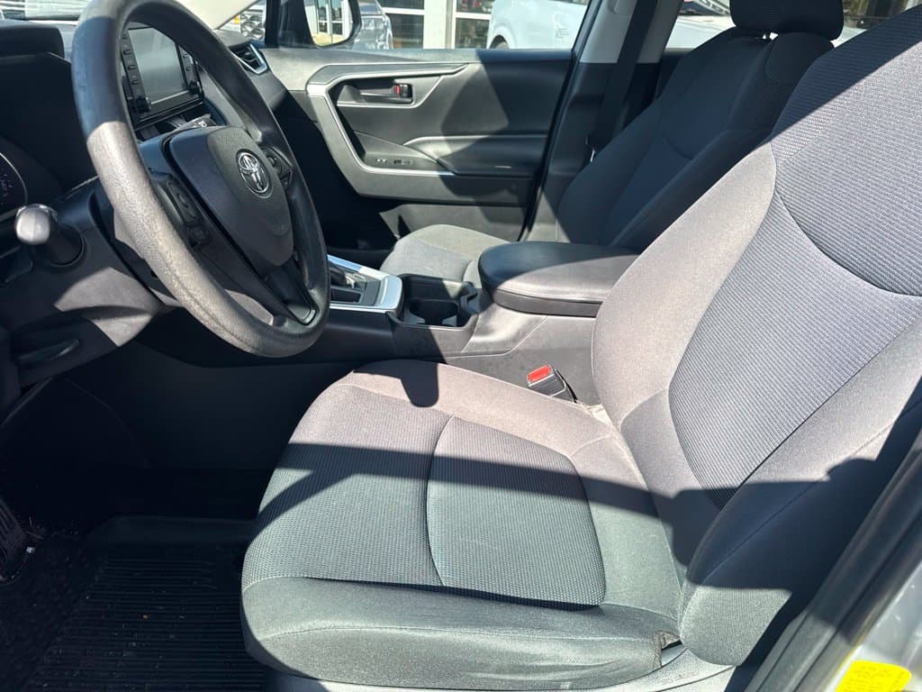 Pre-Owned 2019 Toyota RAV4 LE - photo - 10