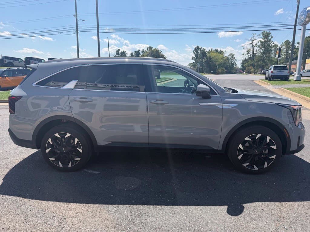 Pre-Owned 2025 Kia Sorento EX - photo - 5