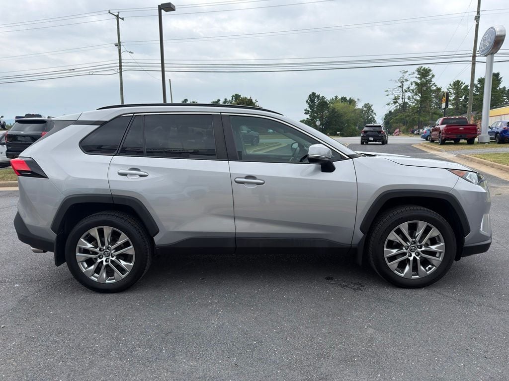 Pre-Owned 2020 Toyota RAV4 XLE Premium - photo - 5