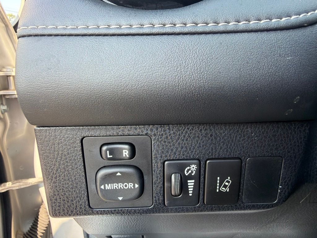 Pre-Owned 2016 Toyota RAV4 Hybrid Limited - photo - 16