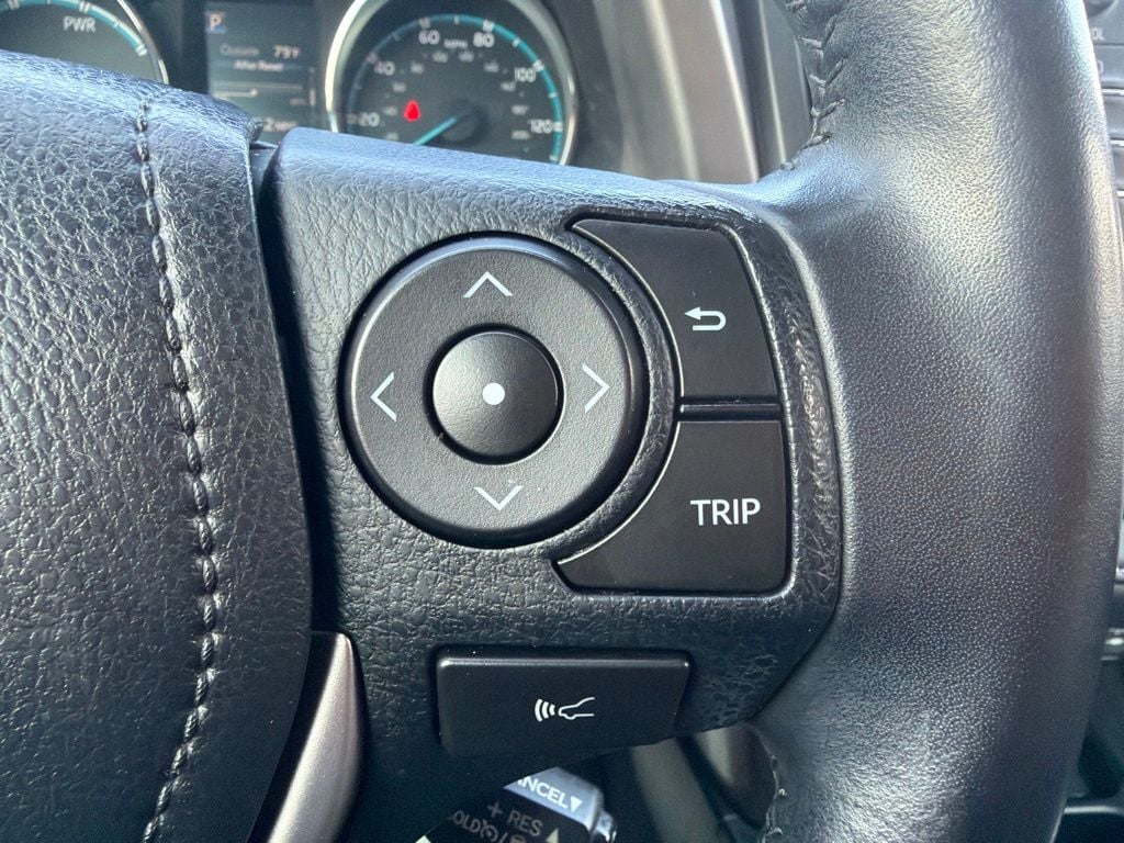 Pre-Owned 2016 Toyota RAV4 Hybrid Limited - photo - 13