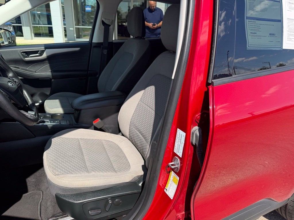Pre-Owned 2022 Ford Escape SE - photo - 9