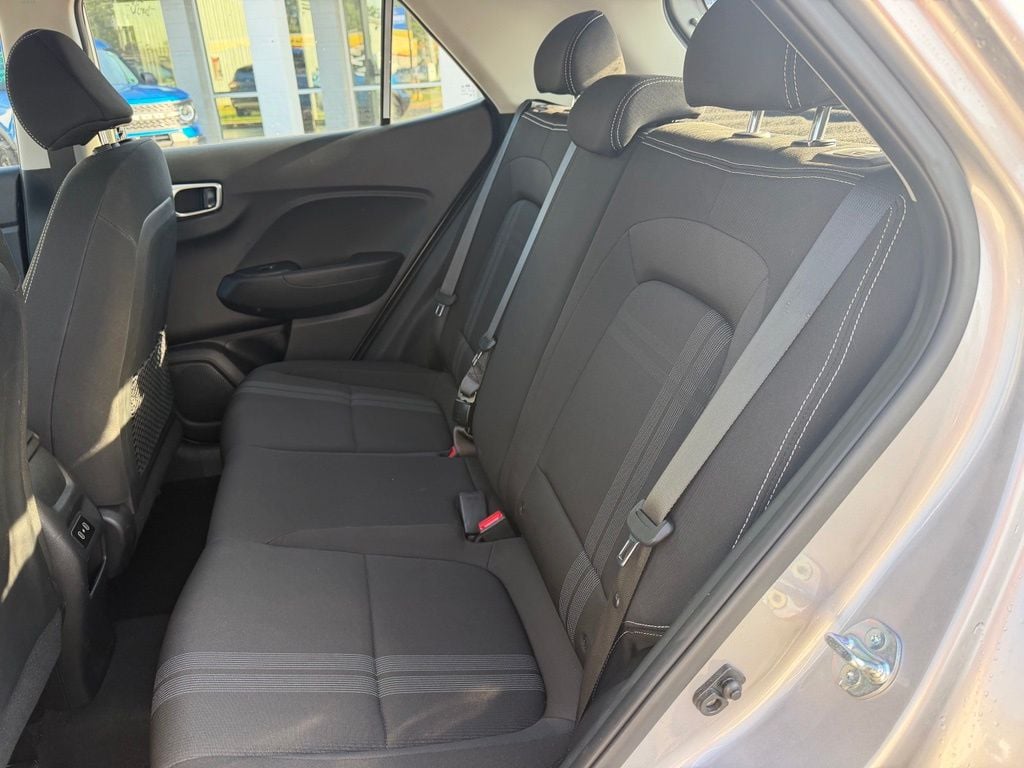 Pre-Owned 2025 Hyundai Venue SEL - photo - 17