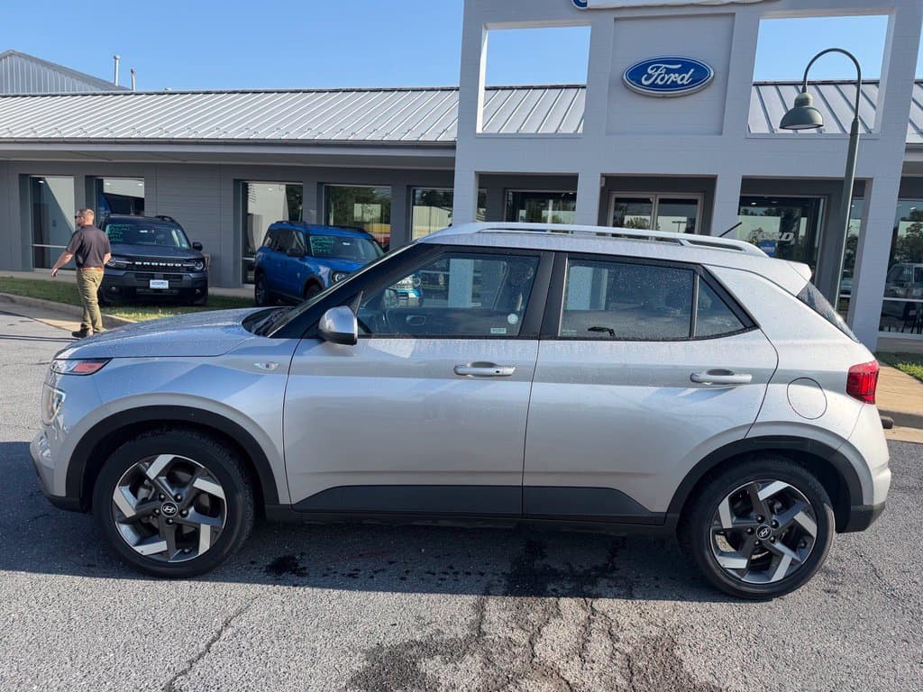 Pre-Owned 2025 Hyundai Venue SEL - photo - 1
