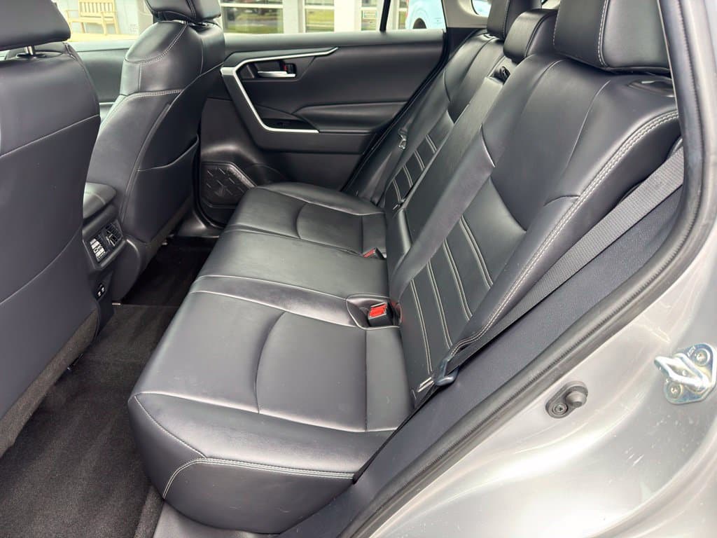 Pre-Owned 2020 Toyota RAV4 XLE Premium - photo - 17