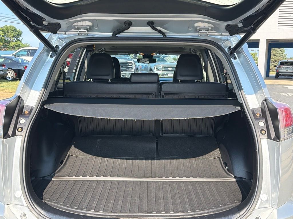 Pre-Owned 2016 Toyota RAV4 Hybrid Limited - photo - 18