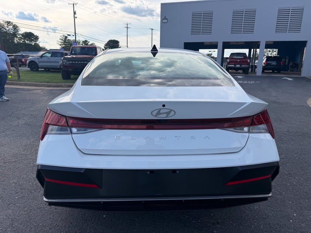 Pre-Owned 2025 Hyundai Elantra SEL Convenience - photo - 3