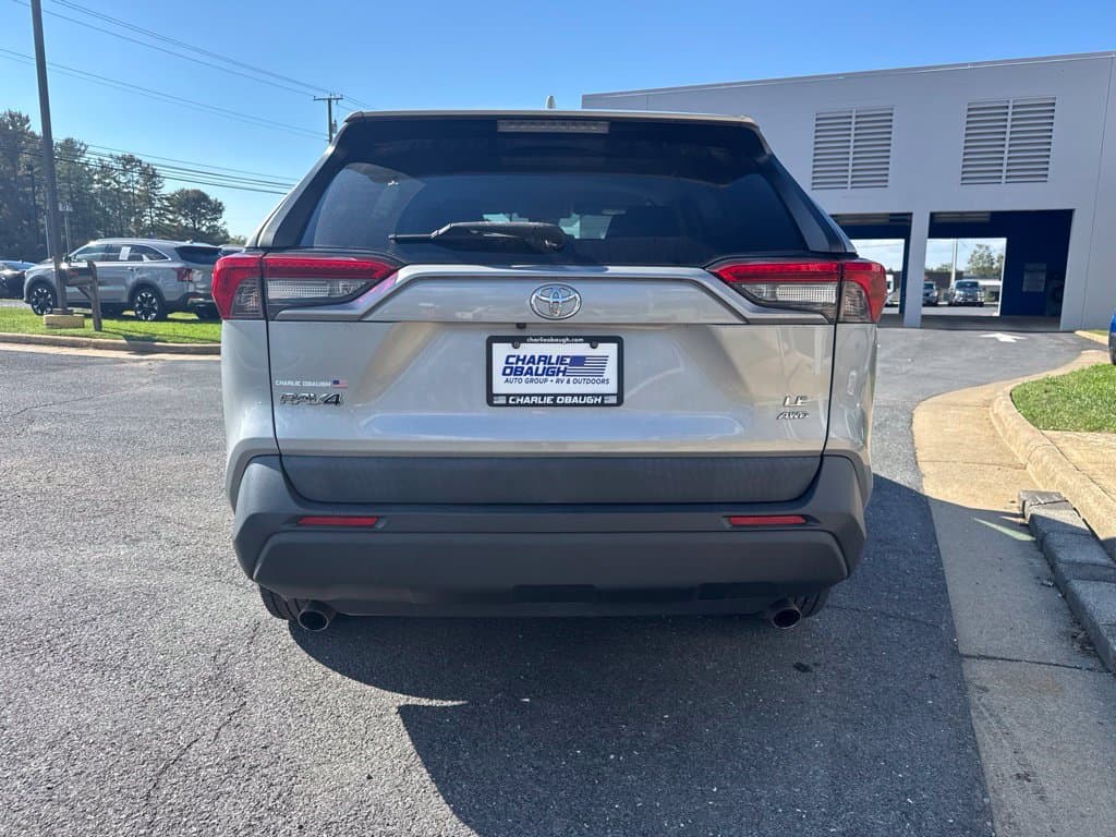 Pre-Owned 2019 Toyota RAV4 LE - photo - 3