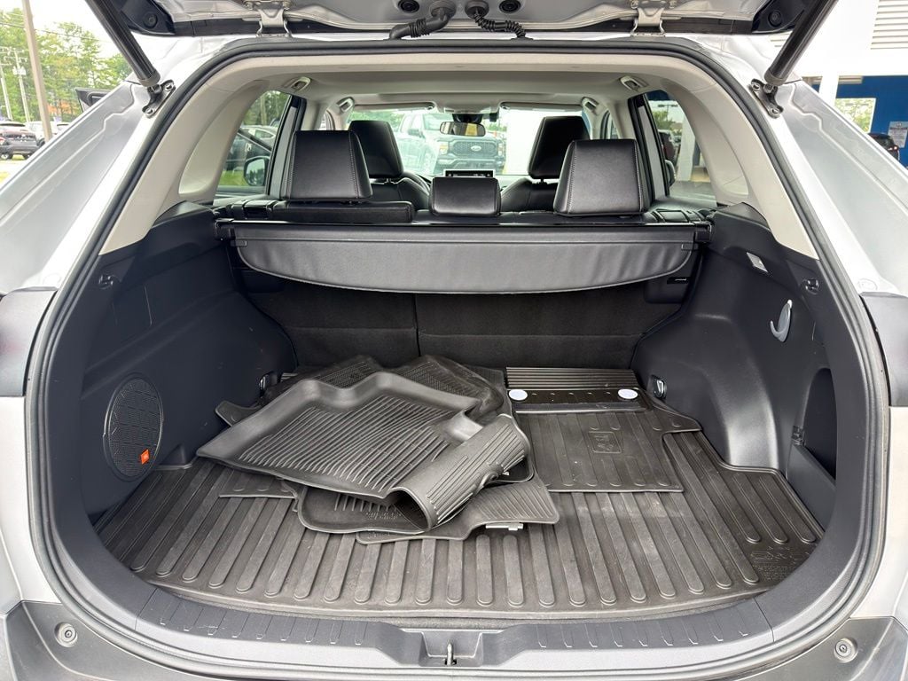 Pre-Owned 2020 Toyota RAV4 XLE Premium - photo - 18