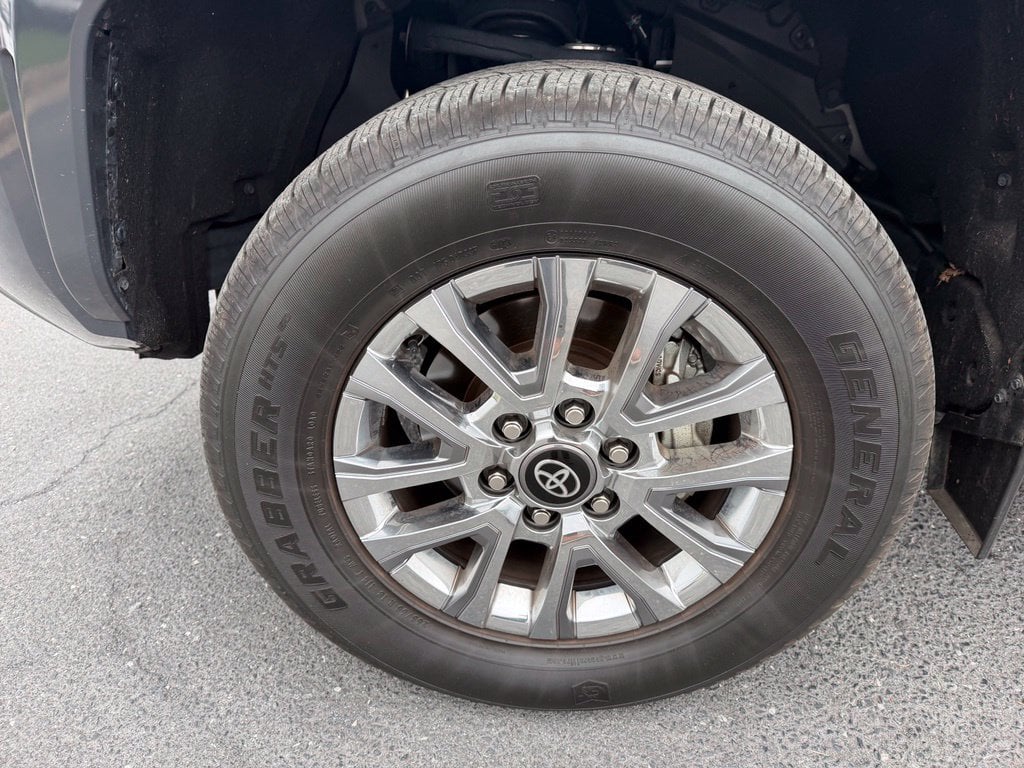 Pre-Owned 2024 Toyota Tacoma Limited - photo - 8
