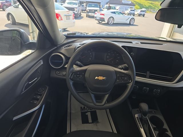 Pre-Owned 2025 Chevrolet Trax LS - photo - 11