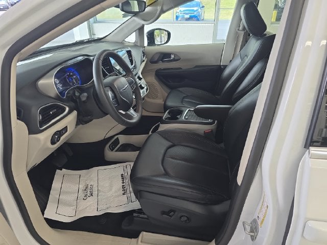 Pre-Owned 2024 Chrysler Pacifica Touring L - photo - 12