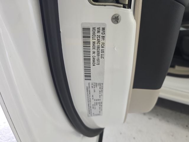 Pre-Owned 2024 Chrysler Pacifica Touring L - photo - 13