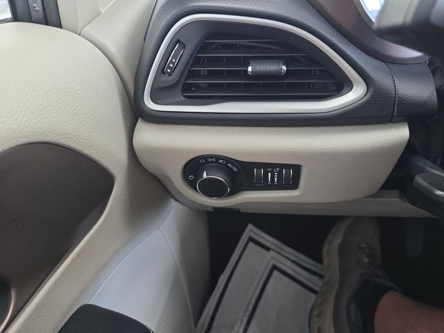 Pre-Owned 2023 Chrysler Voyager LX - photo - 18