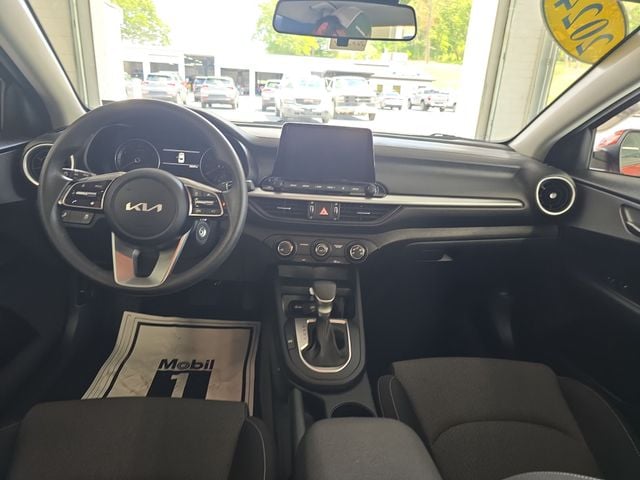 Pre-Owned 2024 Kia Forte LXS - photo - 10