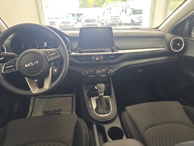 Pre-Owned 2023 Kia Forte LXS - photo - 10